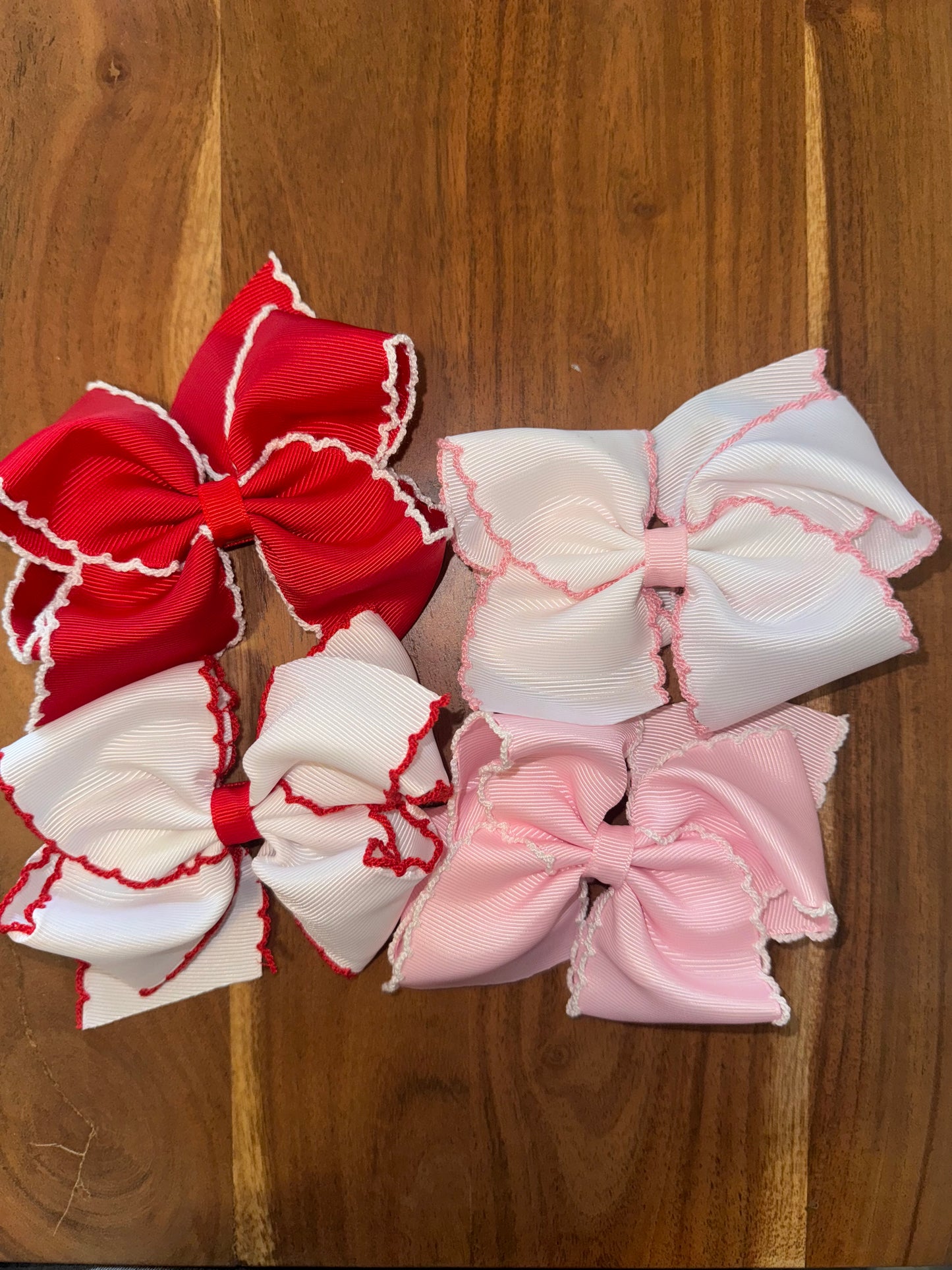 Scallop Lined Bow